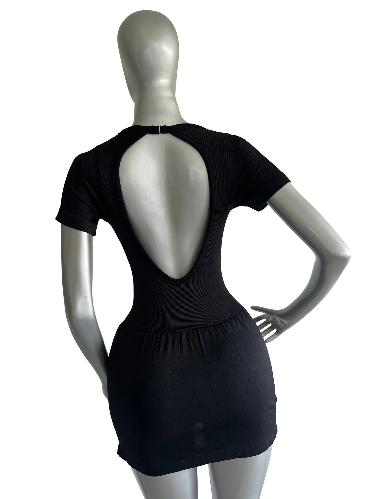 ENTERIZO DEPORTIVO DE MANGA CORTA Y FALDA