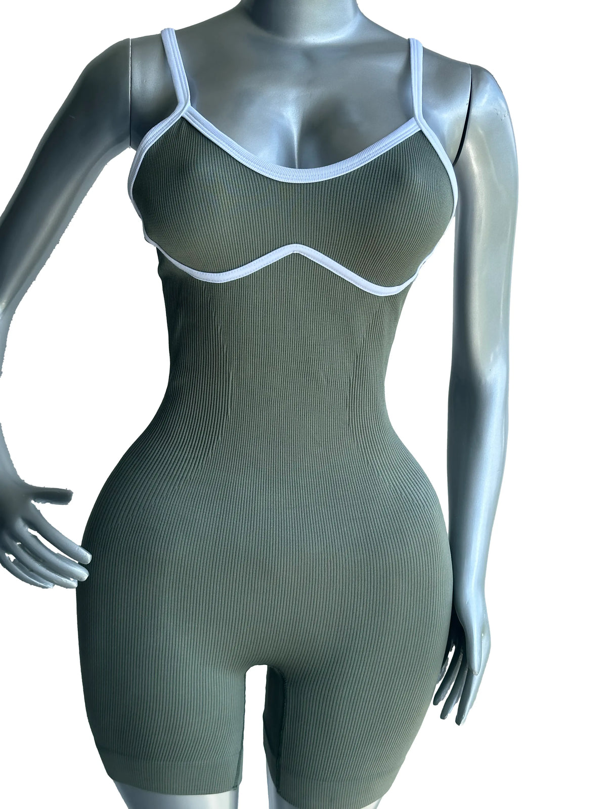 ENTERIZO DEPORTIVO CON SHORT SIN MANGAS