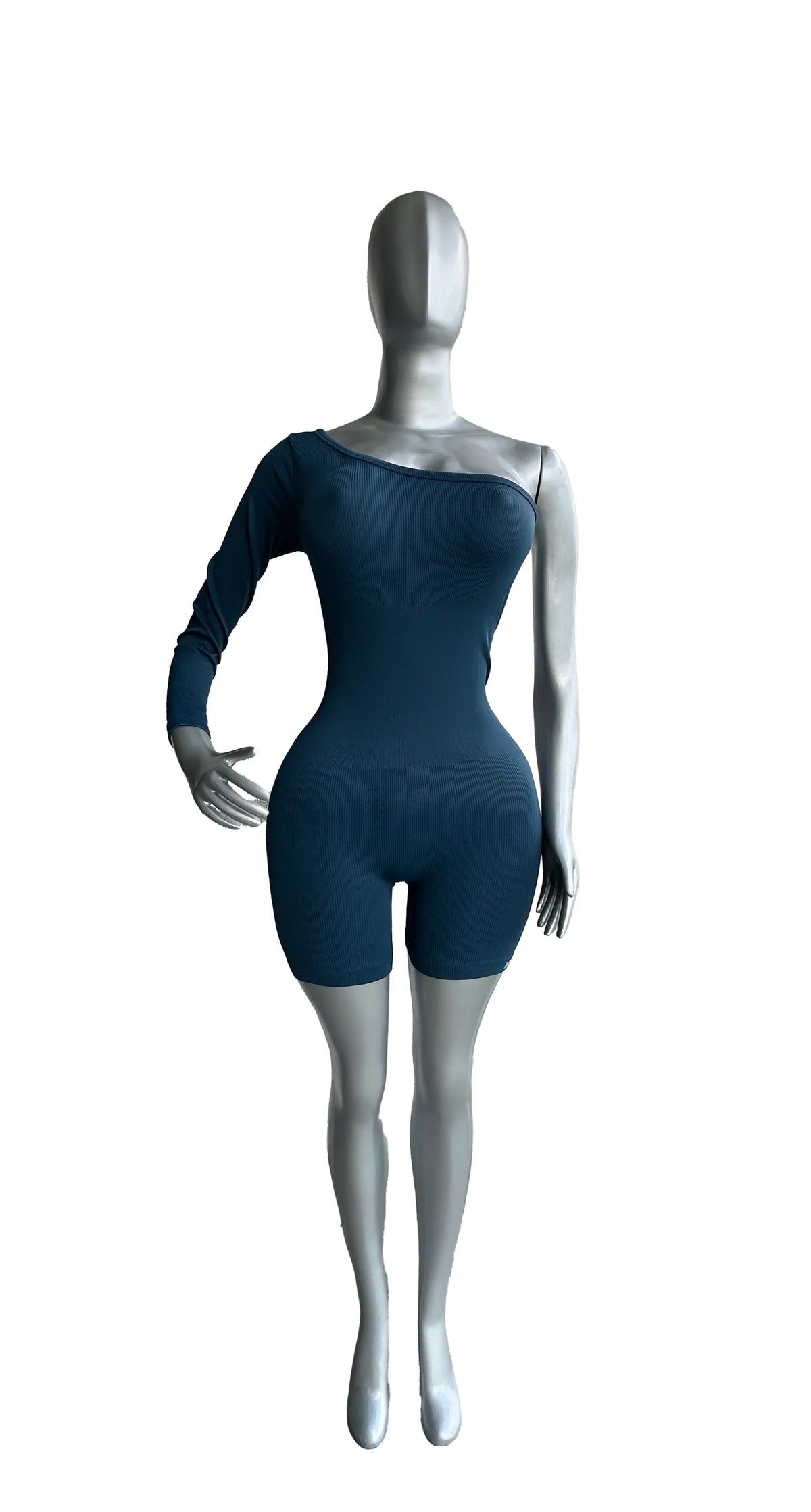 ENTERIZO DEPORTIVO CON UNA MANGA LARGA Y SHORT