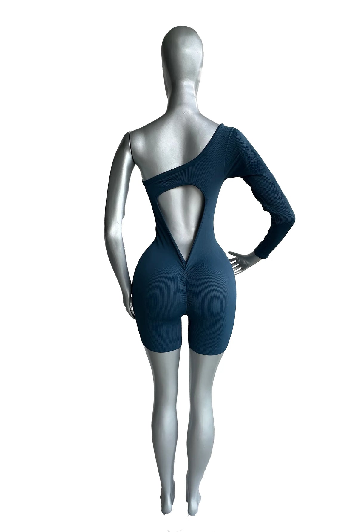 ENTERIZO DEPORTIVO CON UNA MANGA LARGA Y SHORT